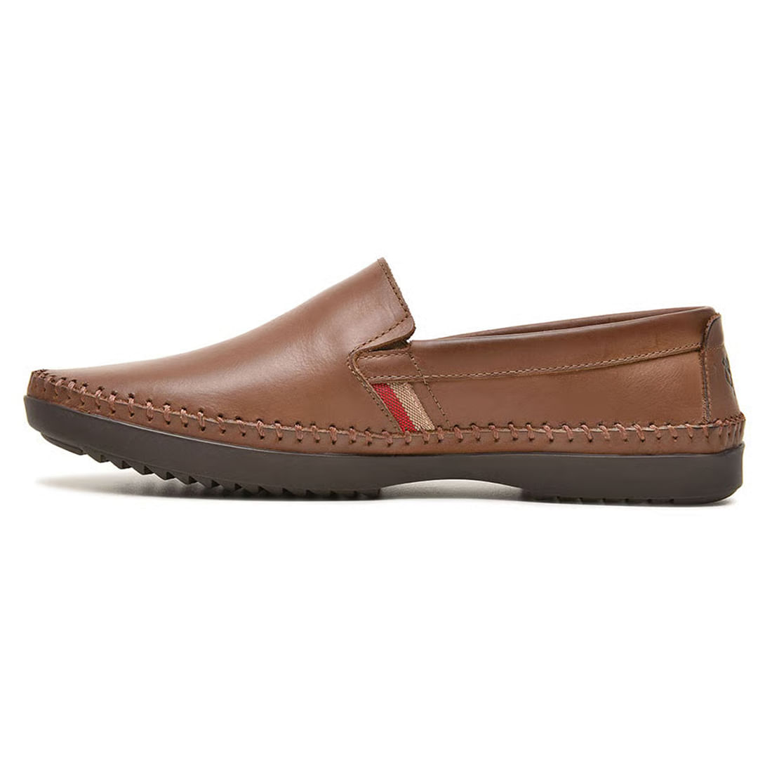 Par de mocassim masculino Free Way Havana Napoli em couro marrom com detalhes em vermelho e branco, vista lateral do calçado